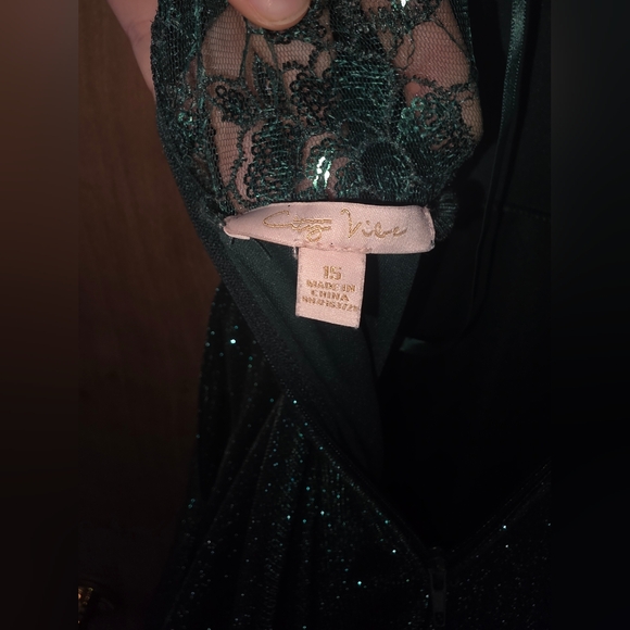 Elegant Emerald Green Evening Dress Gown - Homecoming - Prom - Picture 7 of 9